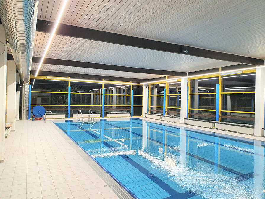 Schwimmhalle der Sportstätten Breckerfeld nach Umrüstung auf LED-Beleuchtung