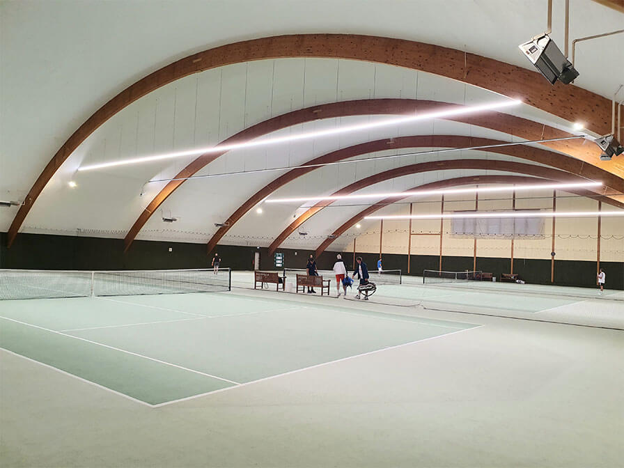 Tennishalle im Sportpark Nottensdorf nach Umrüstung auf LED-Beleuchtung